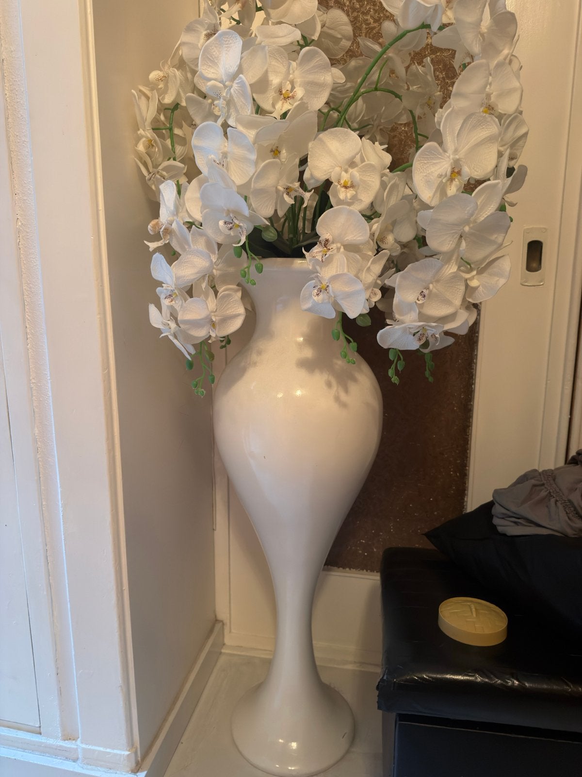 Elegante Witte Vaas met Kunstbloemen, Ophalen, Gebruikt, Wit, Inclusief decoratie