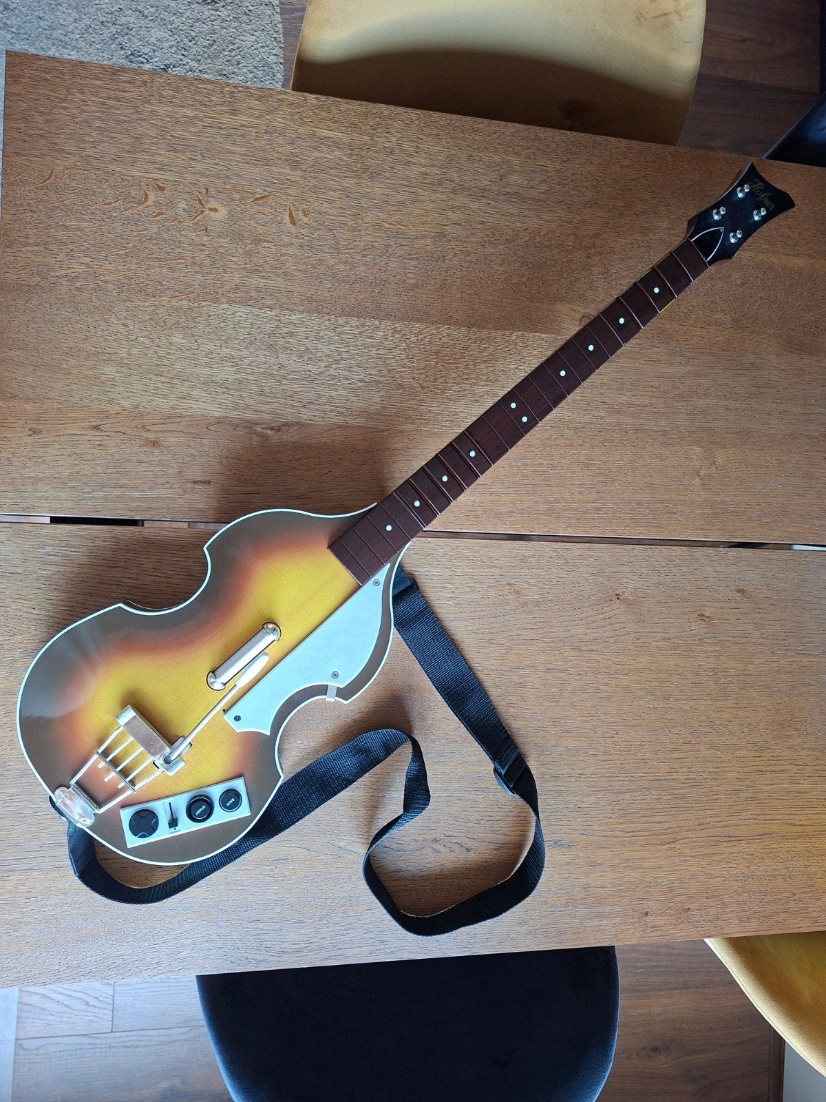 xbox 360 hofner bass gitaar rockband / guitar hero, Muziek, 1 speler, Ophalen of Verzenden, Zo goed als nieuw