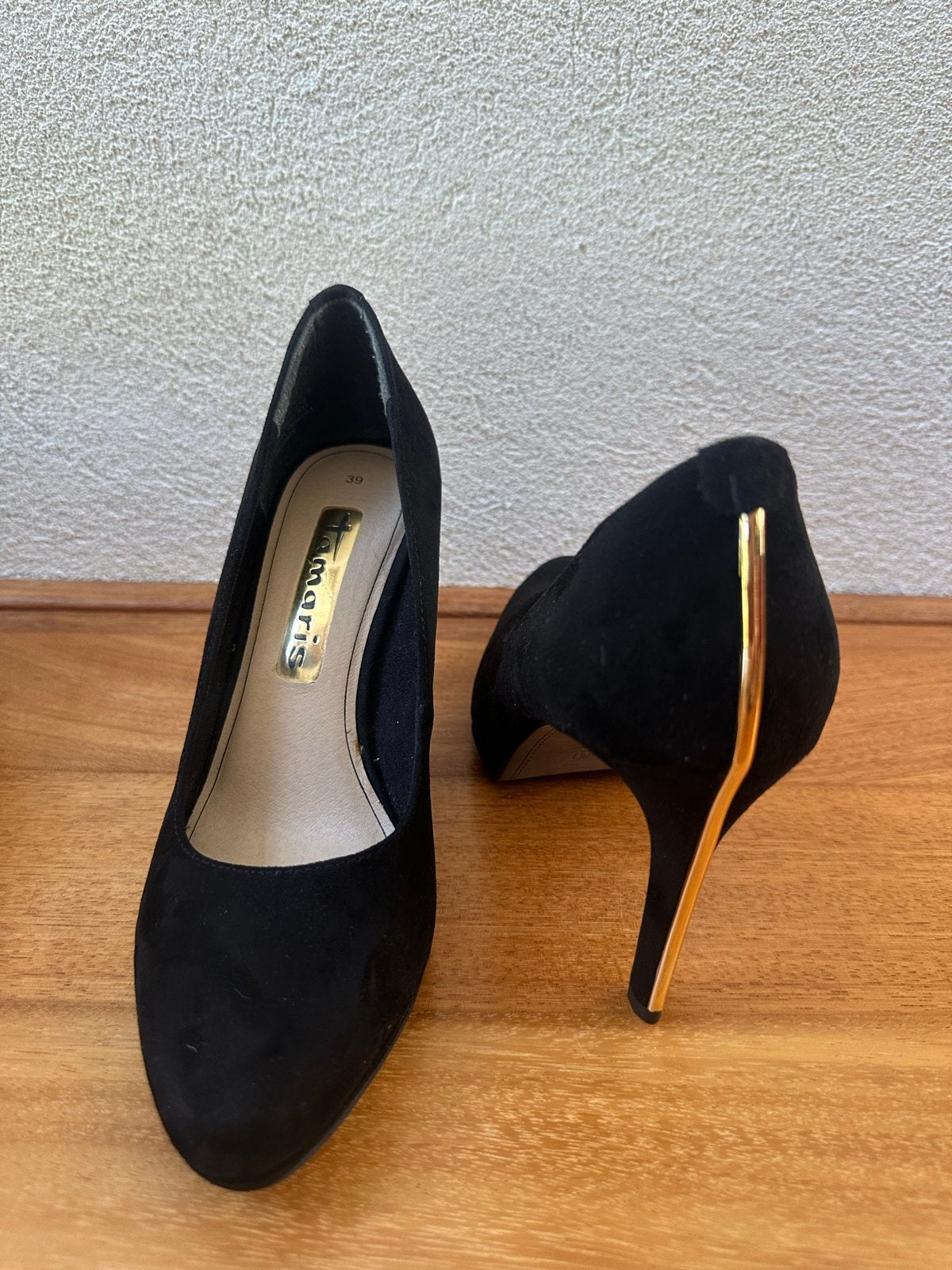 ZGAN- Tamaris zwarte pumps met gouden detail, maat 39, Pumps, Zwart, Ophalen of Verzenden, Zo goed als nieuw