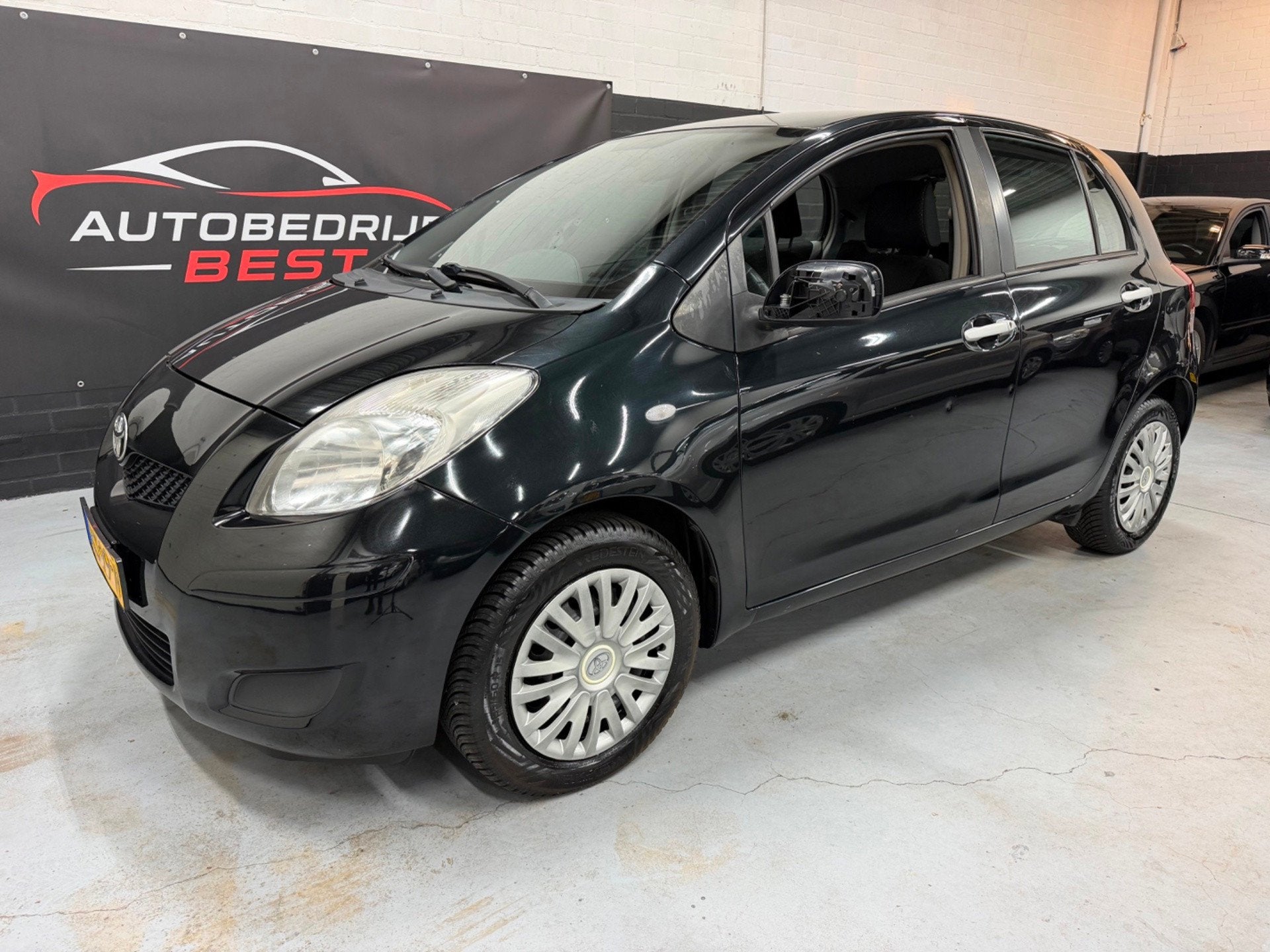 Toyota Yaris 1.0 VVTi Cool Nap/Airco/APK 10-2027!, Voorwielaandrijving, Gebruikt, Elektrische ramen, Zwart