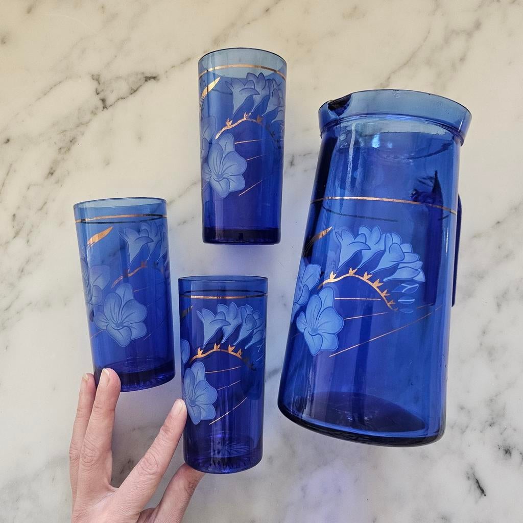 Set Blauwe glazen glas kan 3 glazen, bloemen, gouden randje, Antiek en Kunst, Ophalen of Verzenden