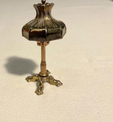 poppenhuis spullen:   grote koperen lamp, Verzamelen, Poppenhuizen en Toebehoren, Ophalen of Verzenden, Poppenhuis
