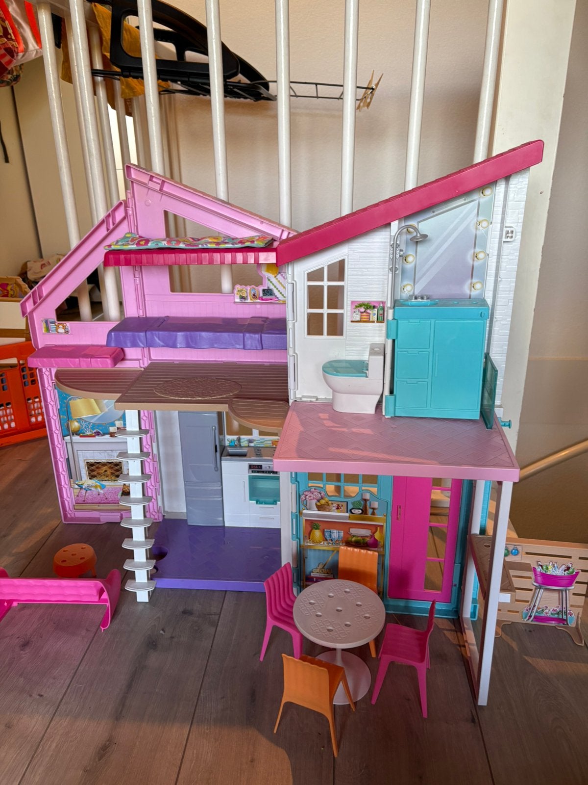 Barbie inklapbaar barbiehuis, 16 barbies, bad, keuken, bord, Ophalen, Zo goed als nieuw, Barbie