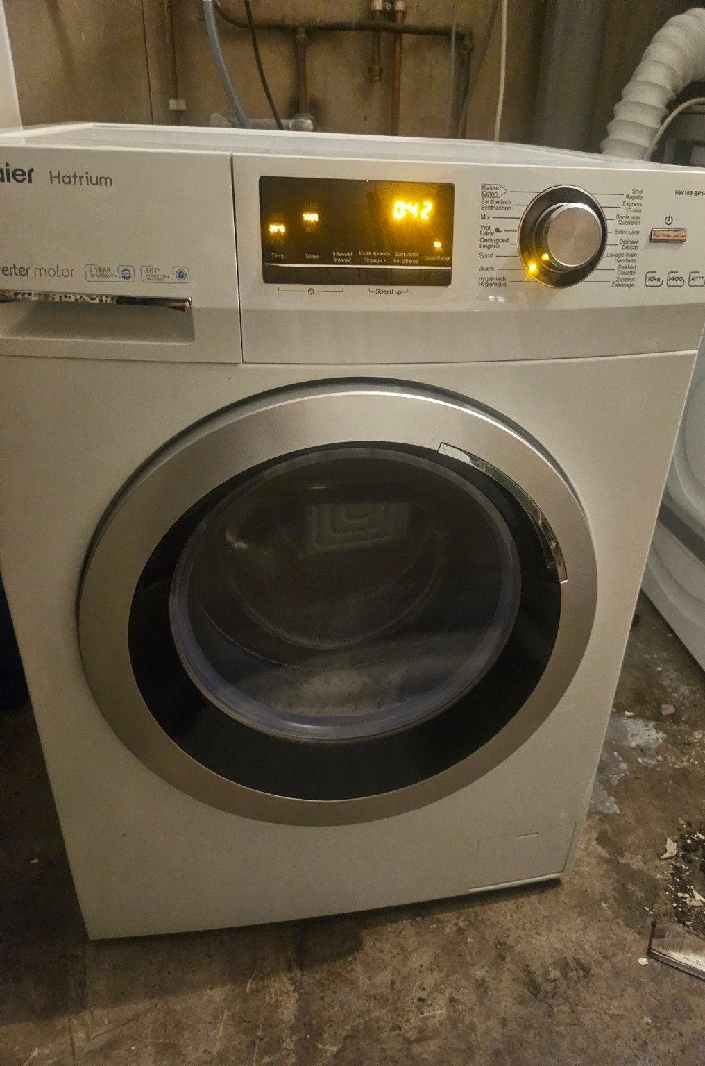 Haier Hatrium Wasmachine, 10 kg of meer, Ophalen, Zo goed als nieuw, 1200 tot 1600 toeren