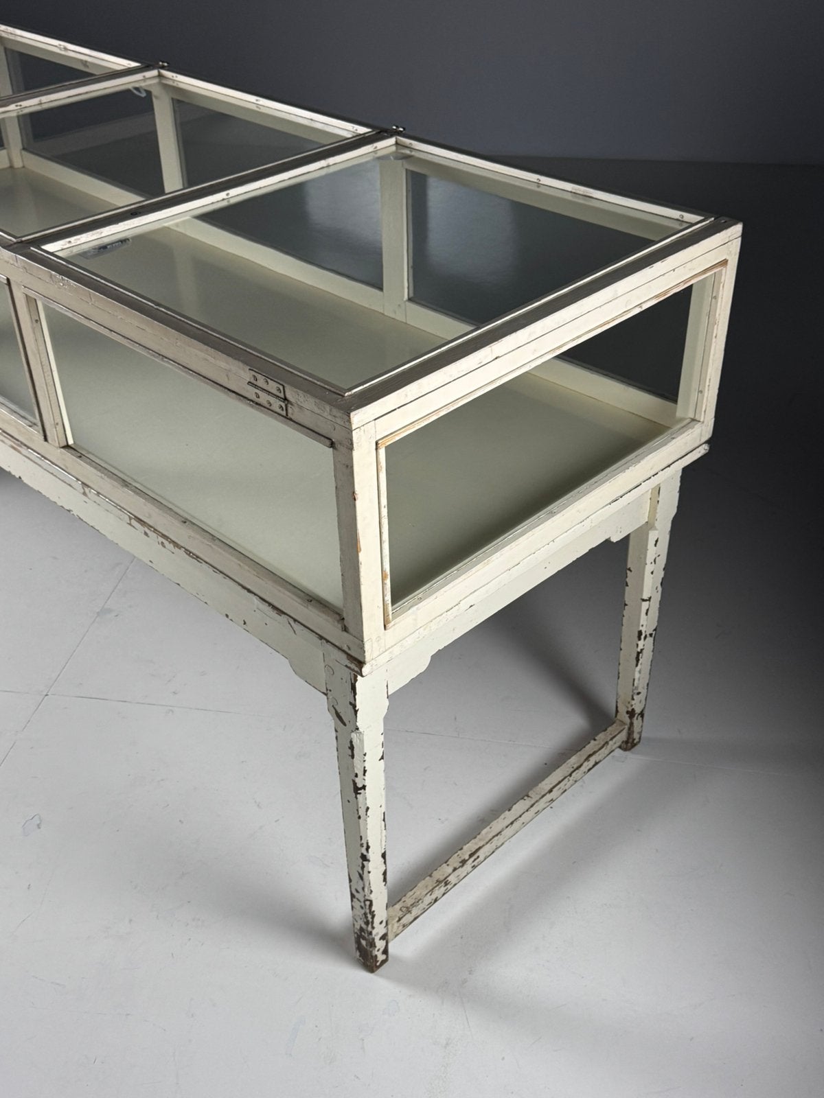 Vitrinekast toonbank wit vintage, Ophalen of Verzenden
