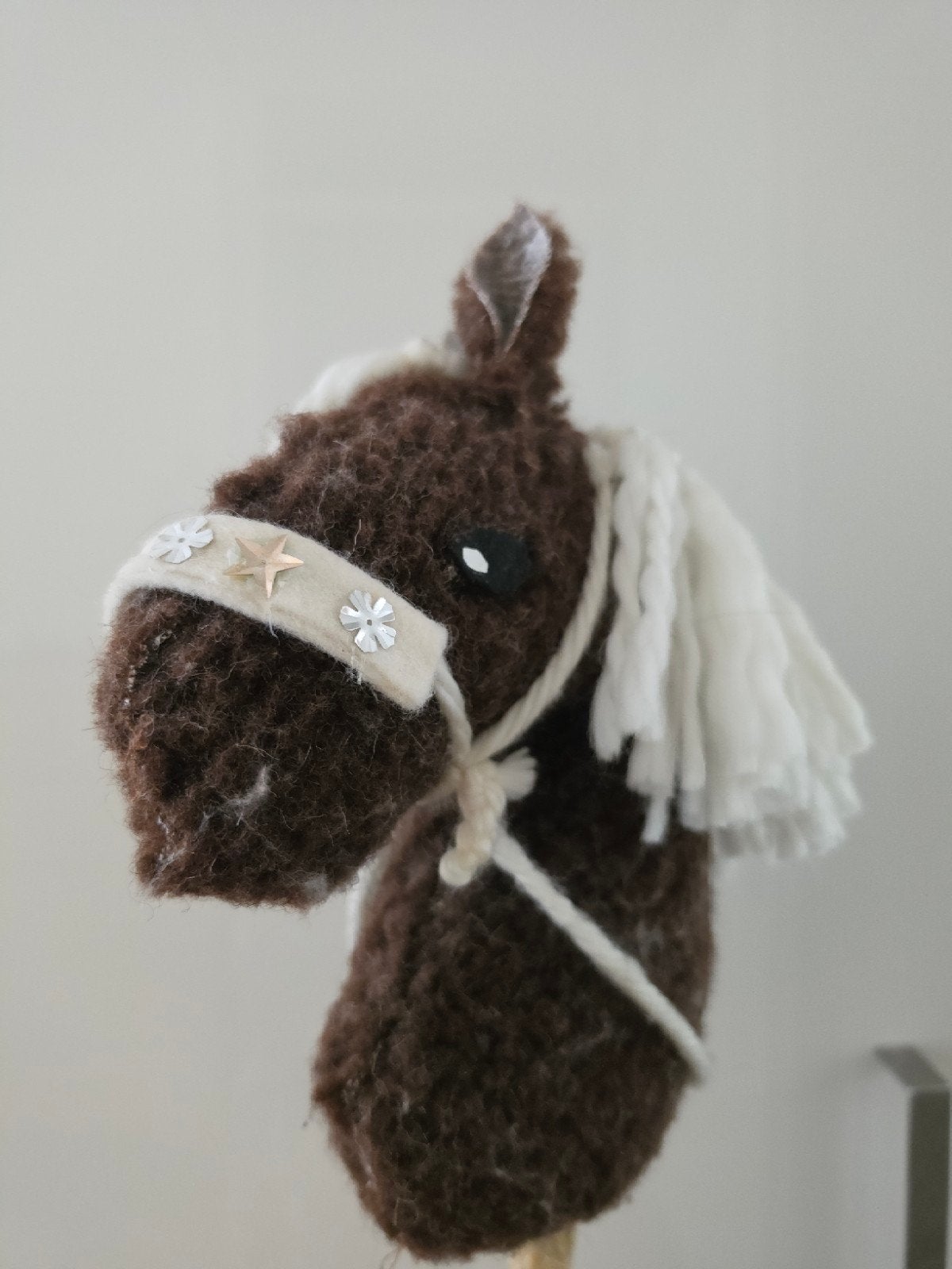 Bruin stokpaardje met wit haar en versierd hoofdstel, Ophalen of Verzenden, Zo goed als nieuw