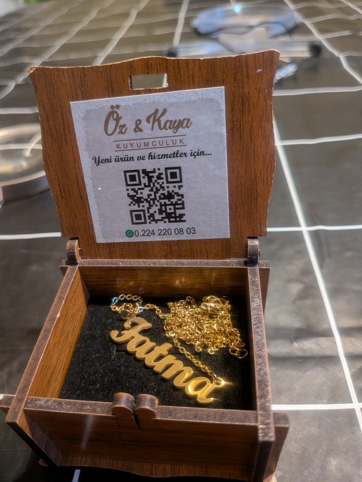 Verguld Gouden ketting met naam 'Fatma' in houten doosje, Met hanger, Ophalen of Verzenden, Zo goed als nieuw, Goud