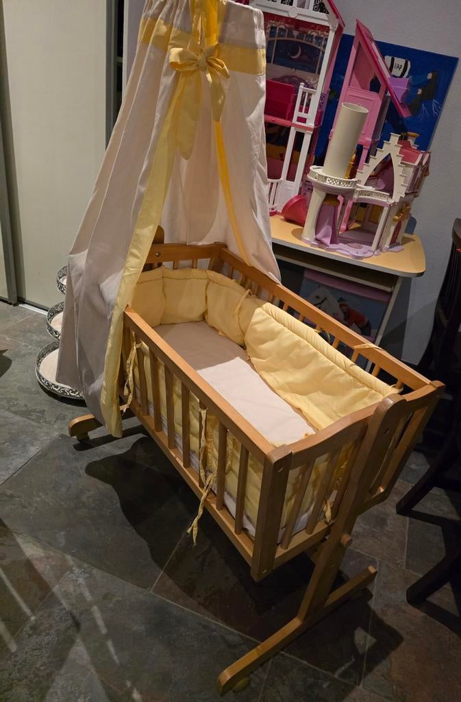 Babywieg  . Ook leuk als poppen wieg, Ophalen, Gebruikt, Wieg