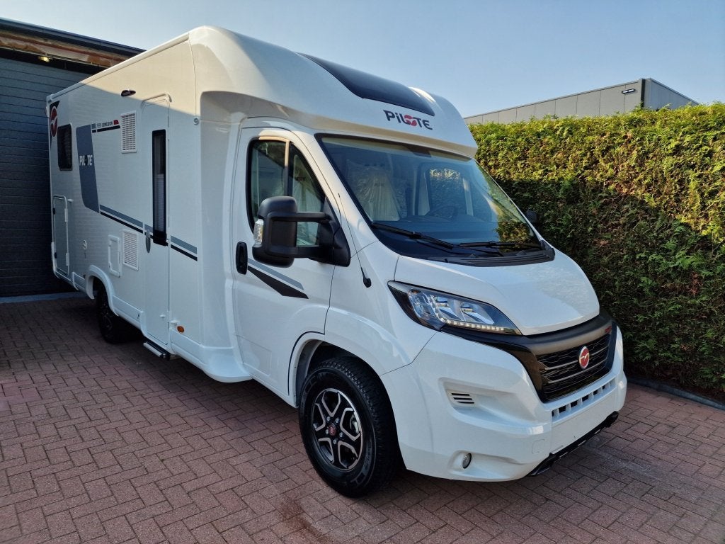 Pilote 690 Enkele bedden, Garage, 180PK Automaat, NIEUW, Caravans en Kamperen, Campers, Automaat, Fiat, 6 tot 7 meter, Diesel