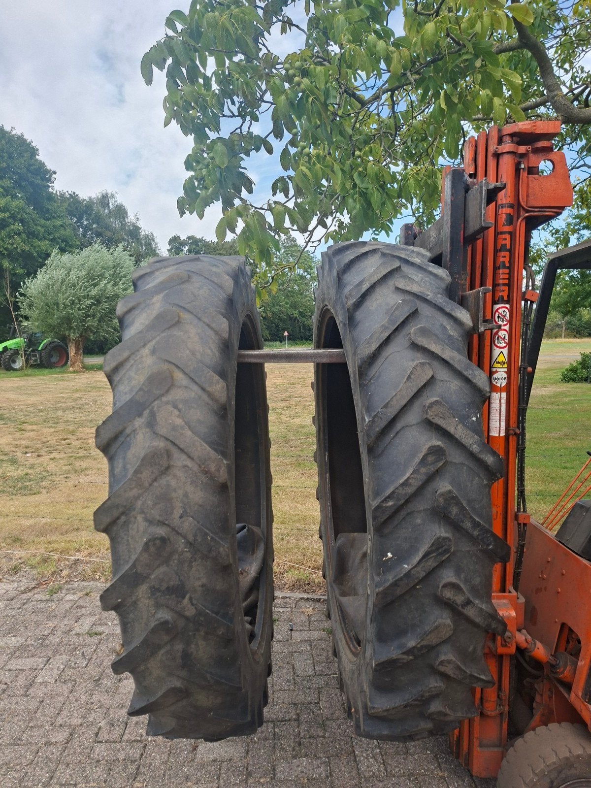 Te koop set 12.4 r 46 banden, Ophalen, Gebruikt