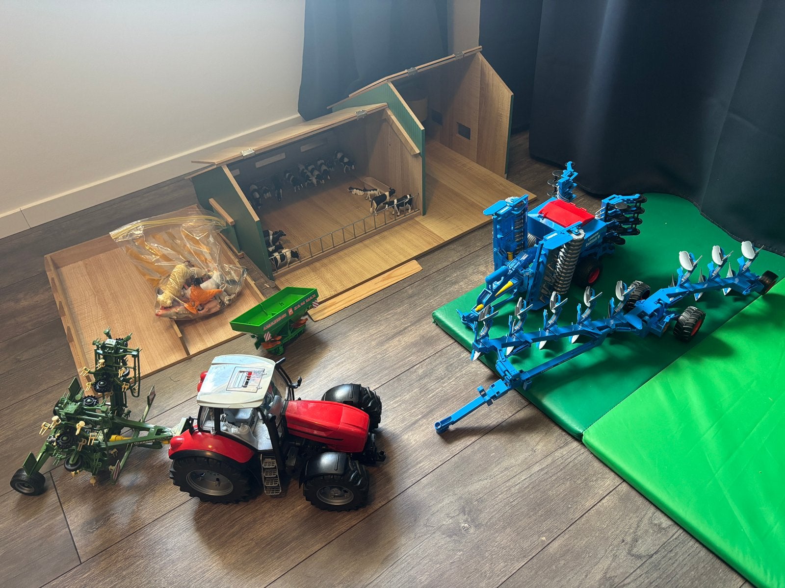 Boerderij set met stal en bruder landbouwmachines, Ophalen, Gebruikt