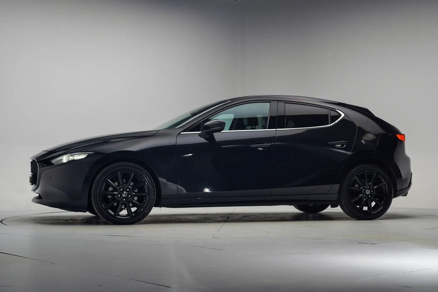 Mazda 3 2.0 e-SkyActiv-X Luxury [ Navi Apple/Android Adapt., Auto's, 1998 cc, Gebruikt, Zwart, Handgeschakeld