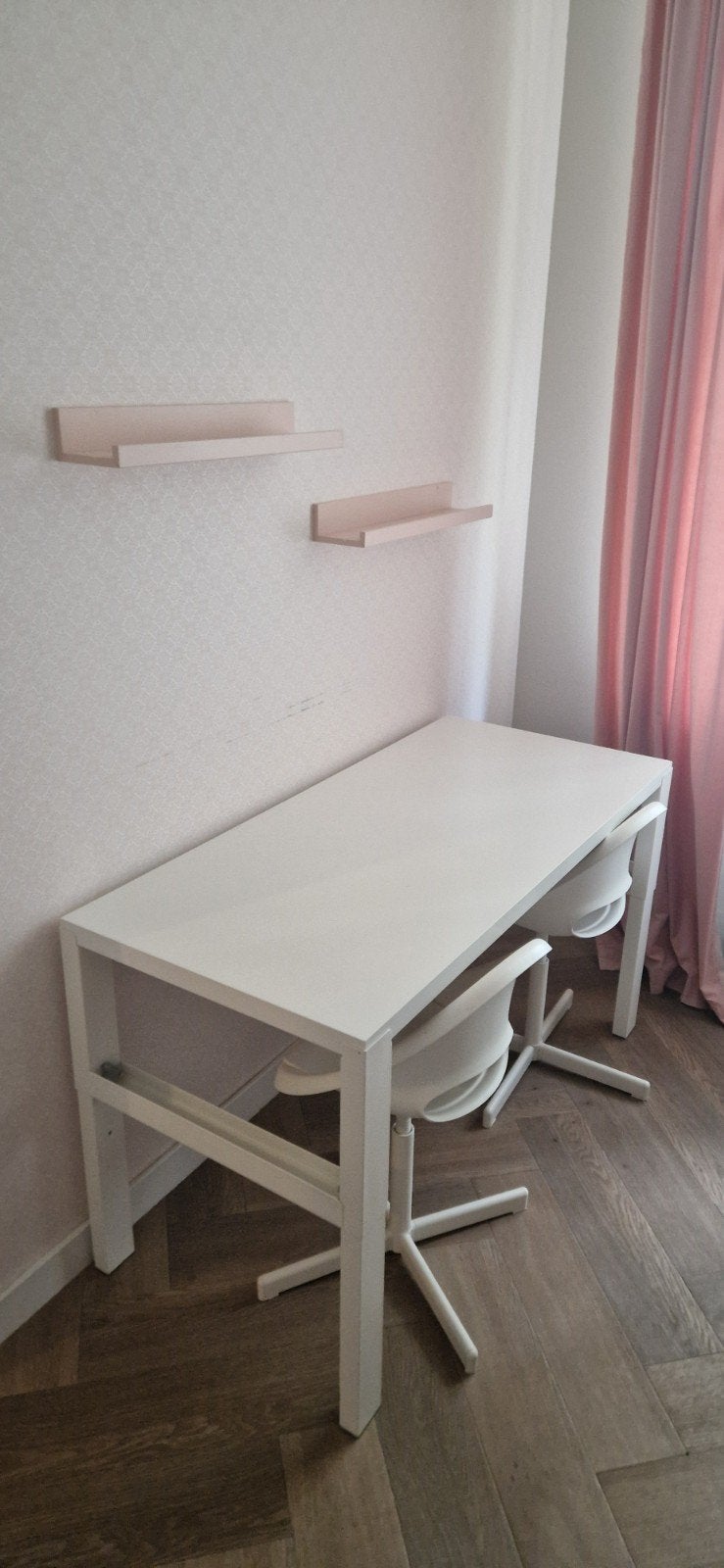 IKEA Bureau Tafel met 3 Standen, 2 Roze Schapjes en Stoelen, Huis en Inrichting, Bureaus, Ophalen of Verzenden