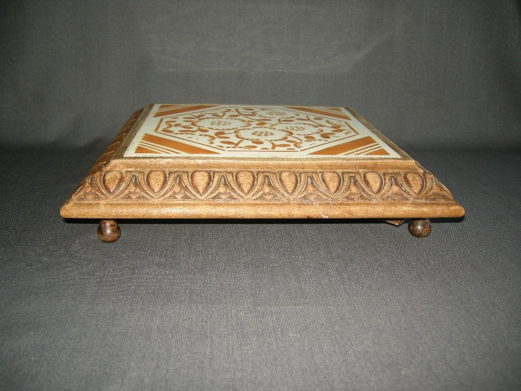Longwy, aardewerk onderzetter in bewerkte houten rand, Antiek en Kunst, Ophalen of Verzenden