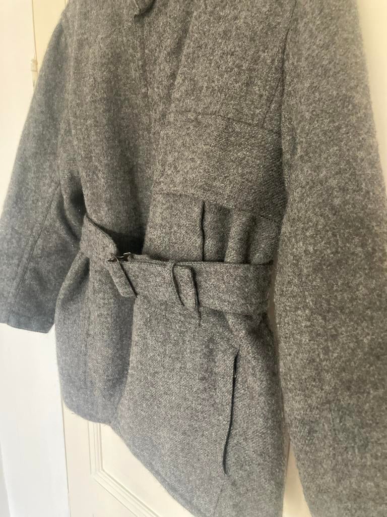 Prada wollen jas met ceintuur - Maat M, Kleding | Dames, Jassen | Winter, Ophalen, Gedragen, Maat 42/44 (L), Grijs