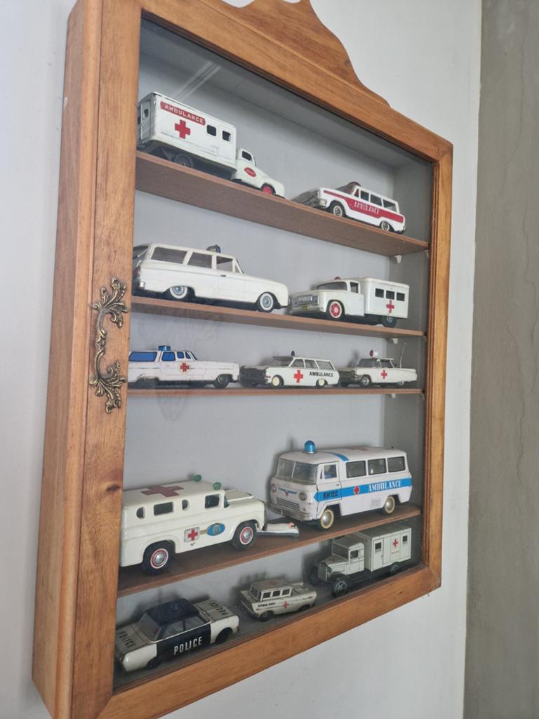 Verzameling ambulances blik, Ophalen