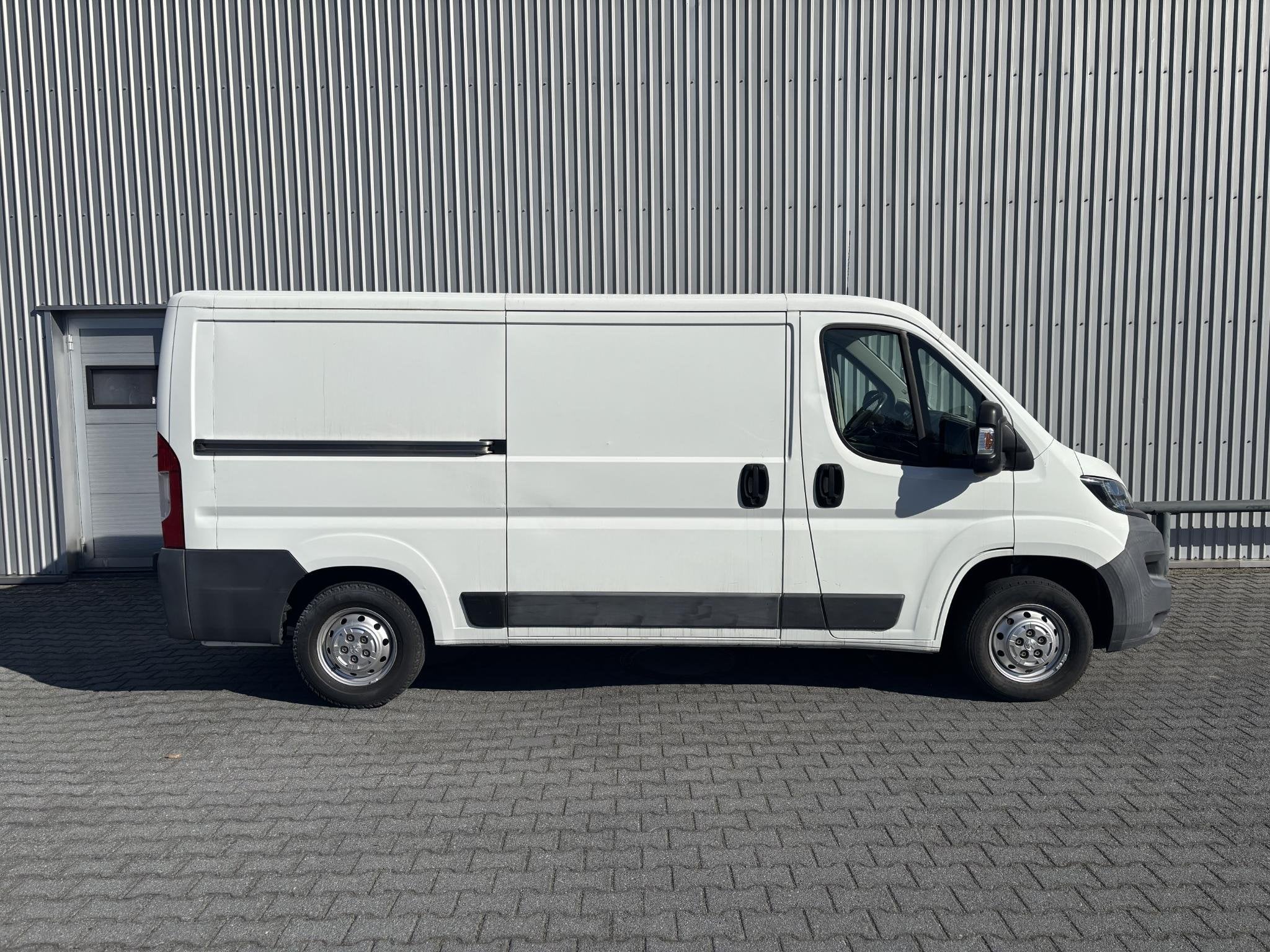 Peugeot Boxer 330 2.2 HDI L2H1 XT*A/C*HAAK*CRUISE*3P*CAMERA*, Euro 5, Stof, Gebruikt, 4 cilinders