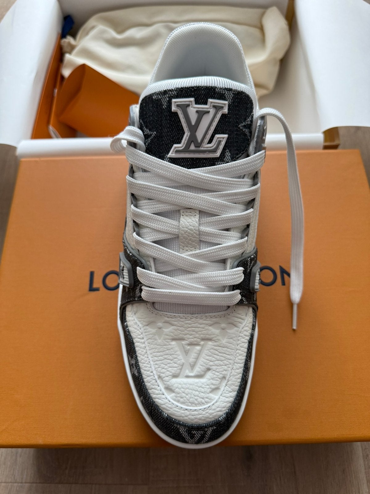 Louis Vuitton Sneakers Size 9(42) - Grijs - Nieuw, Kleding | Heren, Schoenen, Overige kleuren, Sportschoenen, Nieuw, Ophalen of Verzenden
