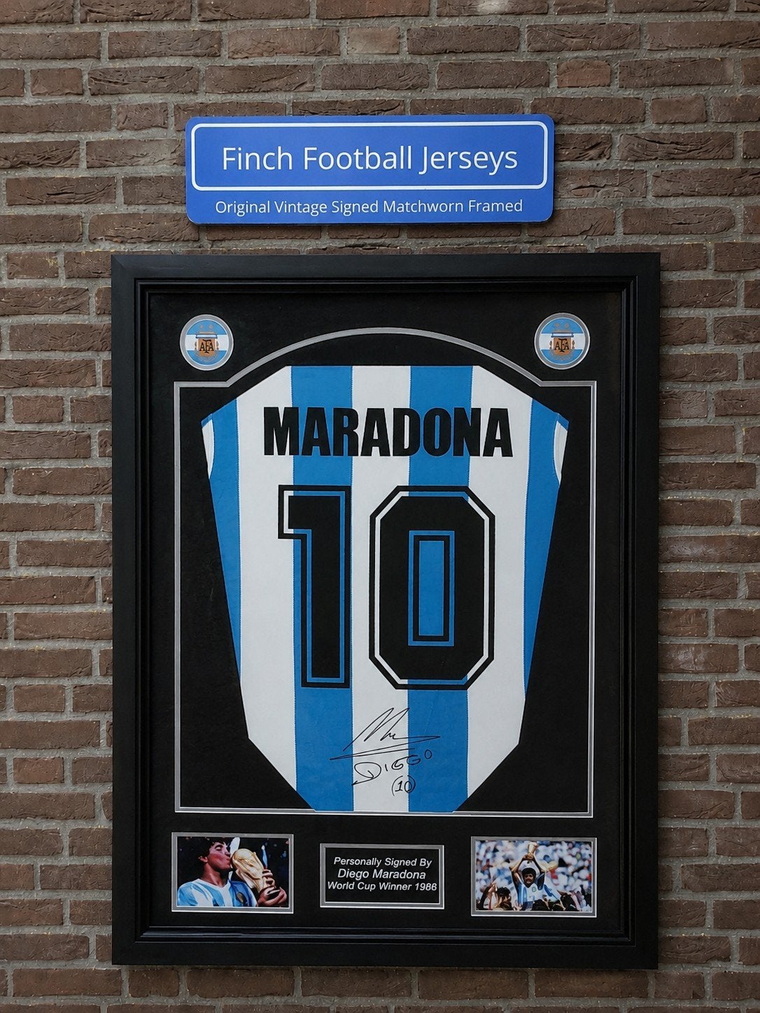 FRAMED SIGNED ARGRENTINA HOME 1986 MARADONA 10 WITH COA, Ophalen of Verzenden, Zo goed als nieuw, Buitenlandse clubs, Shirt