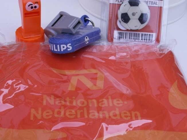 Oranje voetbal fan artikelen NN vlag en fluitjes, Ophalen of Verzenden, Nieuw, Verjaardag