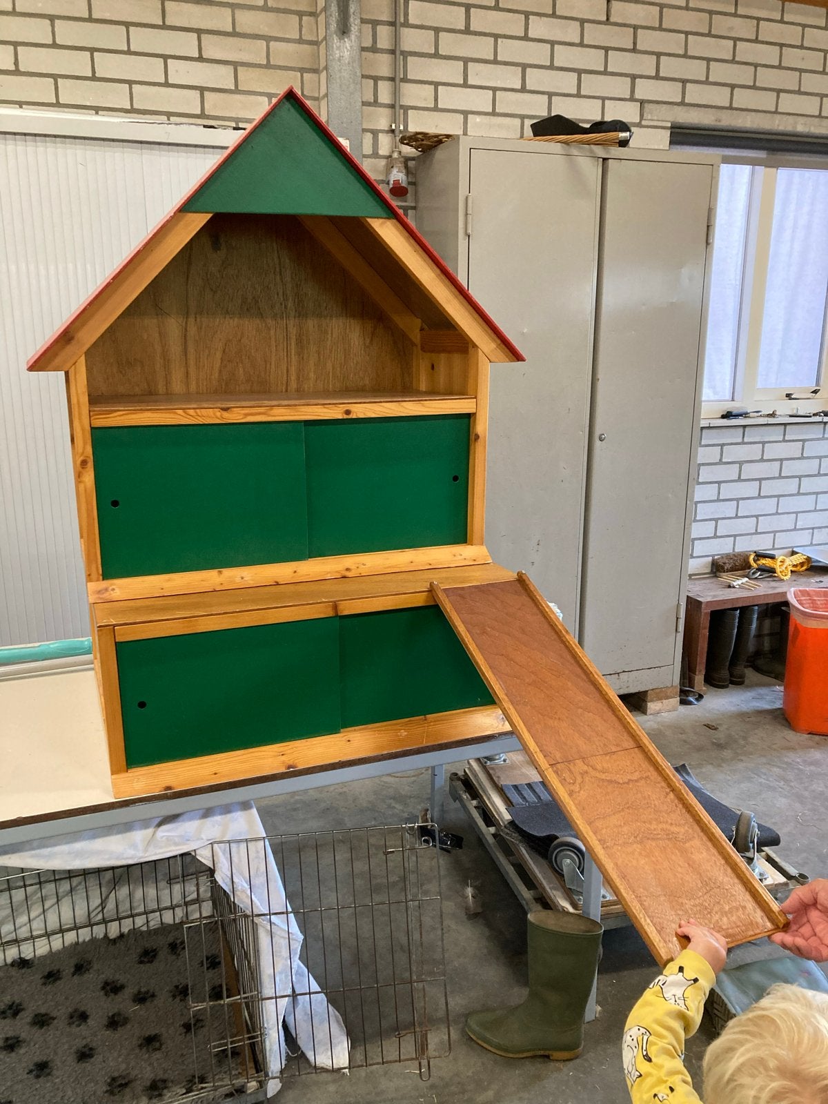 Zelfgemaakte houten speelboerderij, Ophalen, Zo goed als nieuw, Jongen of Meisje