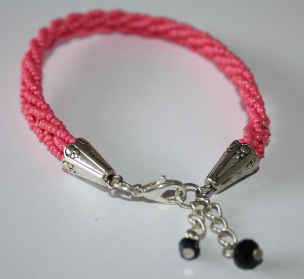 Gevlochten roze armband met mooie eindkapjes, Overige materialen, Nieuw, Ophalen of Verzenden, Roze