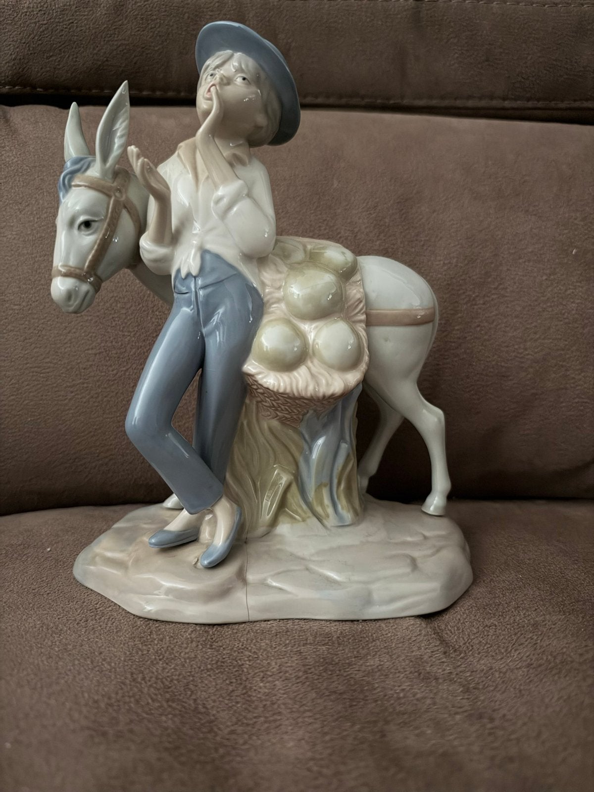 Vintage Porseleinen Beeldje: Jongen met Ezel en Mand, Ophalen of Verzenden, Zo goed als nieuw, Mens