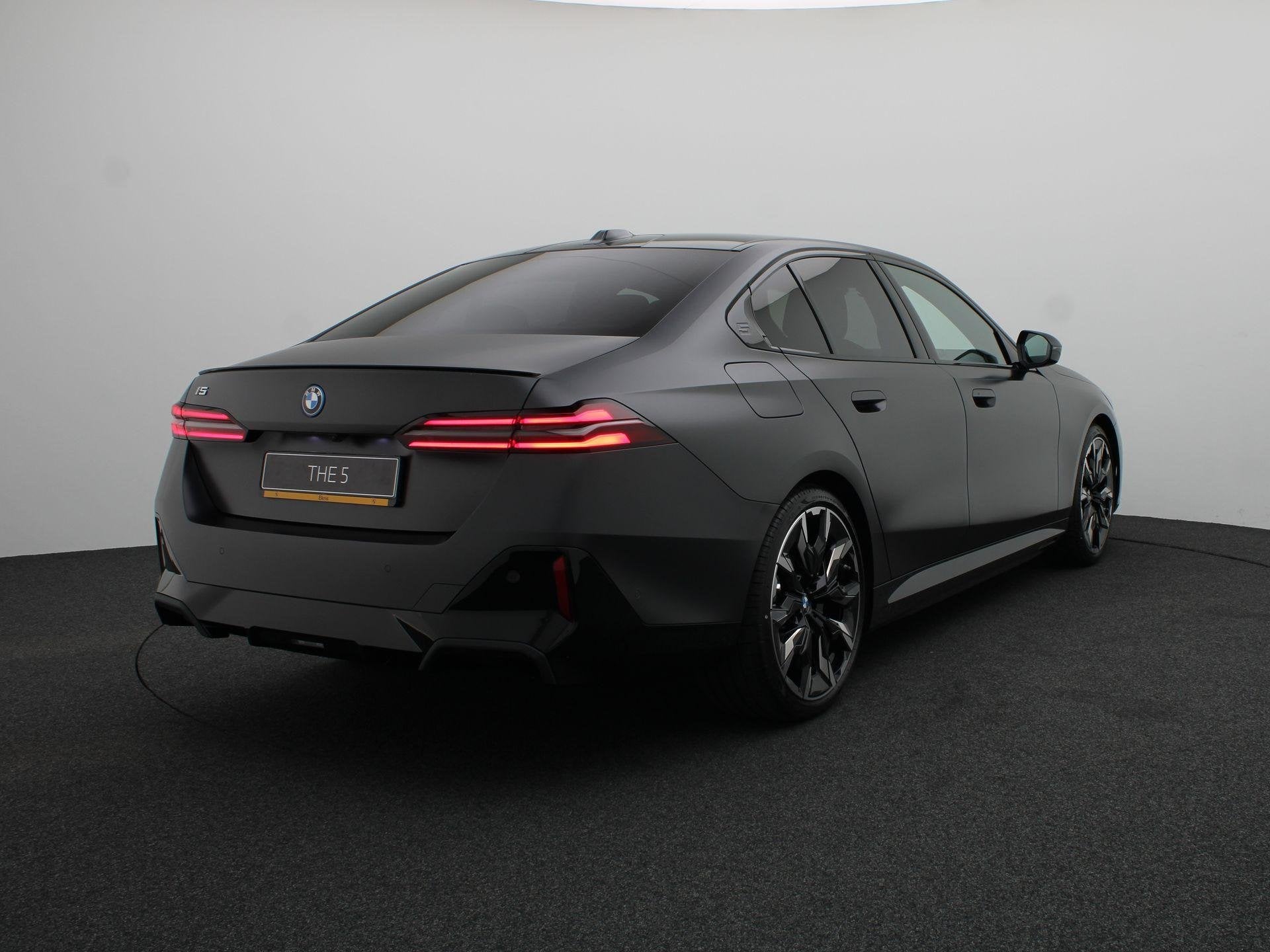 BMW i5 eDrive40 | M Sportpakket Pro | Travel Pack | Trekhaak, Auto's, Automaat, 2095 kg, Achterwielaandrijving, 510 min