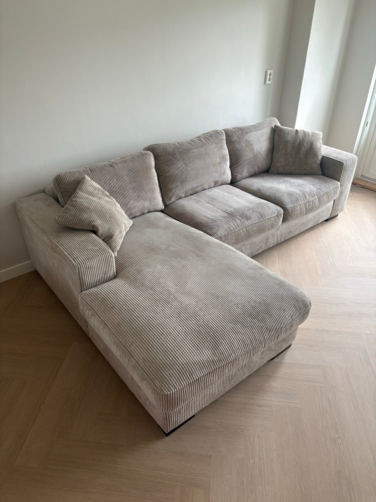 Taupe ribstof hoekbank met longchair, zo goed als nieuw, Huis en Inrichting, Ophalen, 250 tot 300 cm, Hoekbank, Zo goed als nieuw