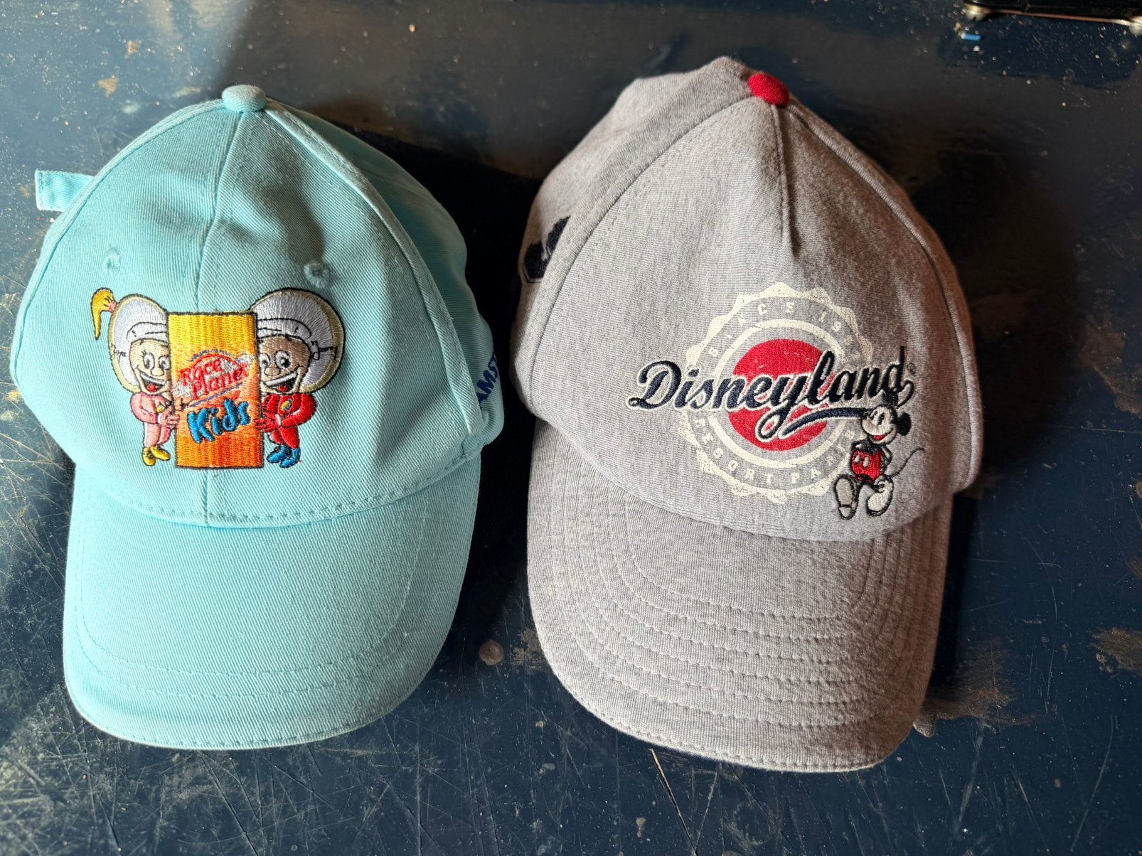 2 leuke kinderpetjes: Disney en Food Planet Kids, Kinderen en Baby's, Babykleding | Petten en Hoeden, Ophalen of Verzenden, Gebruikt