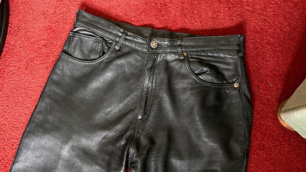 Leren broek heren maat 32, Kleding | Heren, Broeken en Pantalons, Ophalen of Verzenden, Gedragen, Overige maten, Zwart