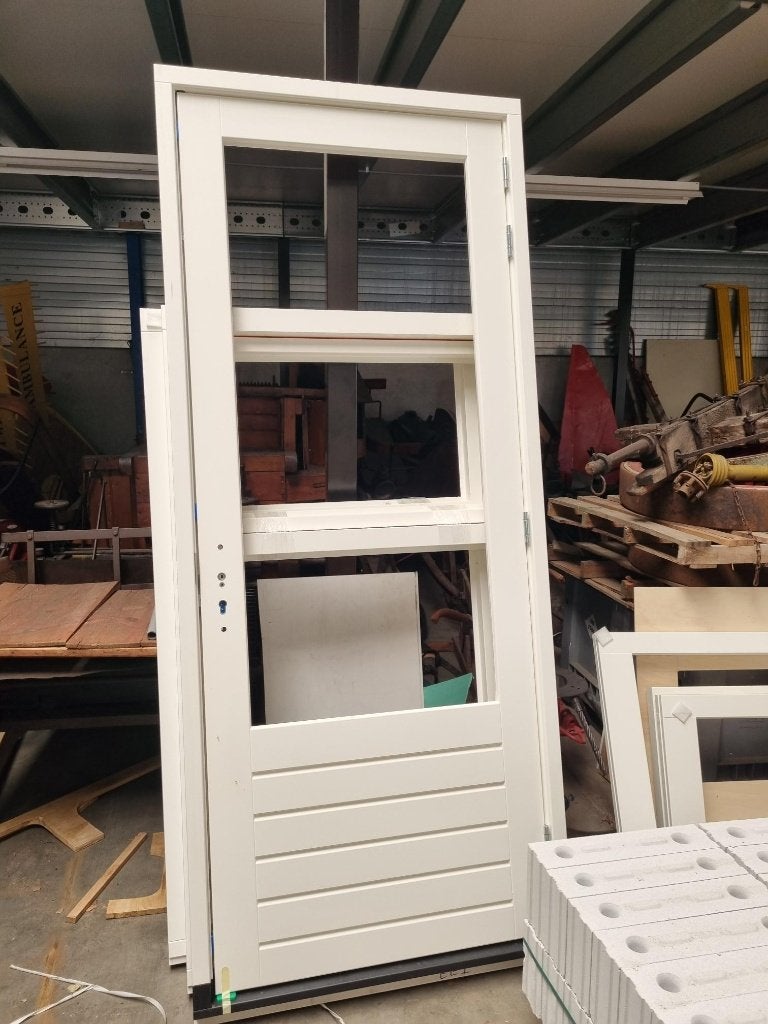 Nieuwe deur met kozijn 67dik mahonie DTS dorpel afgehangen, Deurkozijn, Nieuw, 225 cm of meer, Hout