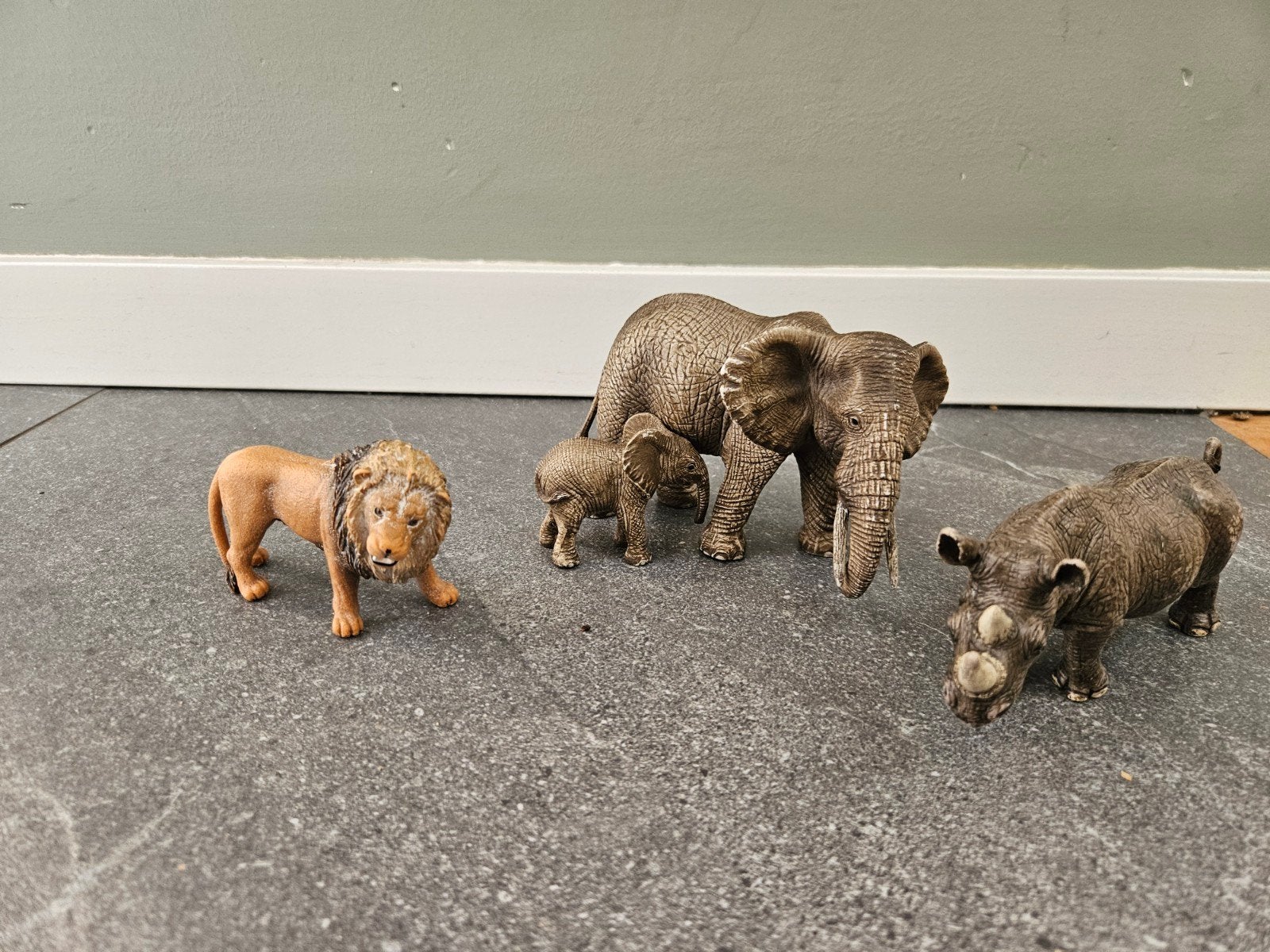Schleich Wilde Dieren Set: Leeuw, Neushoorn, Olifanten, Ophalen of Verzenden, Zo goed als nieuw, Jongen of Meisje