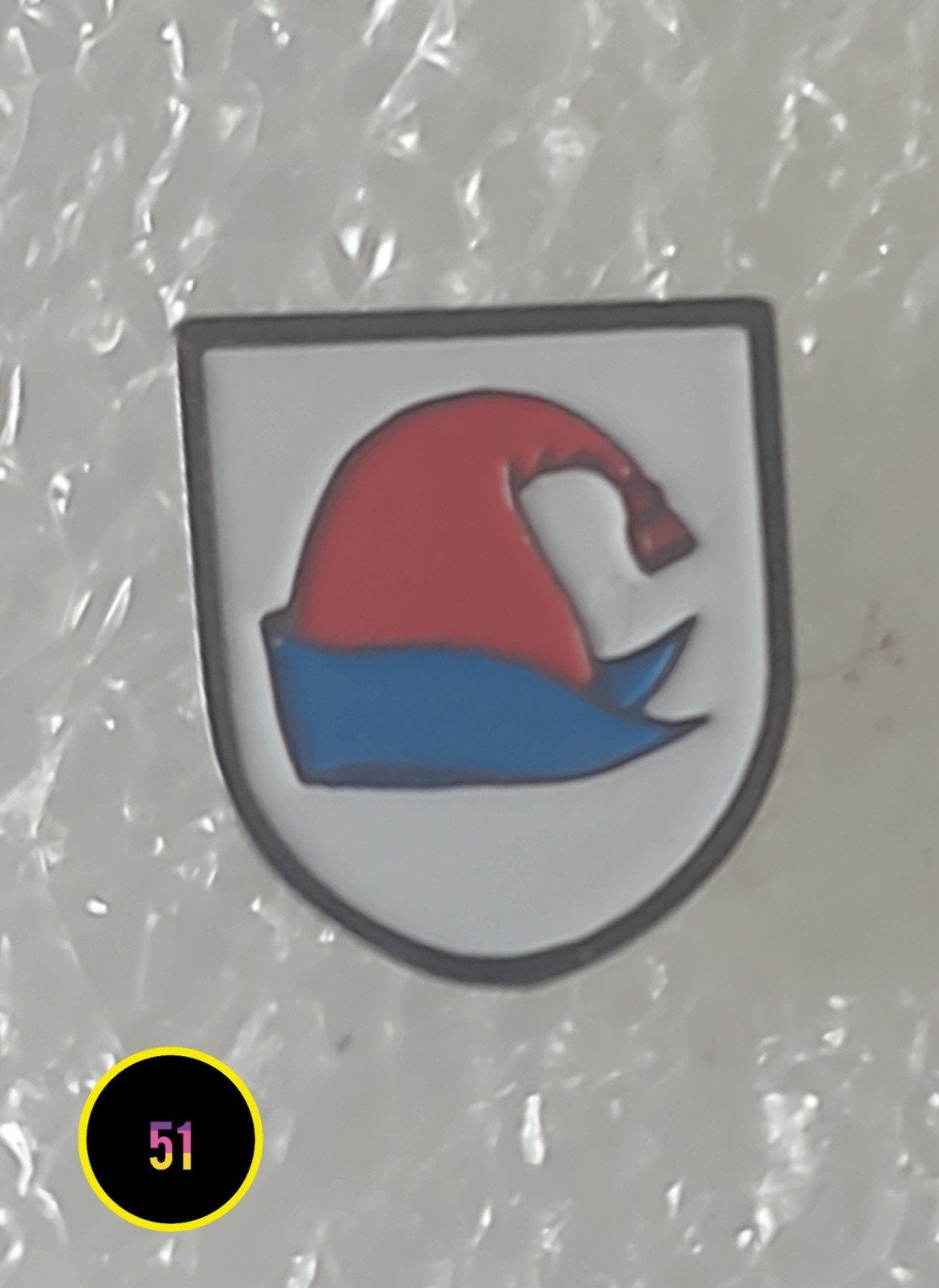Pin met rode en blauwe muts - Uniek verzamelobject, Verzenden