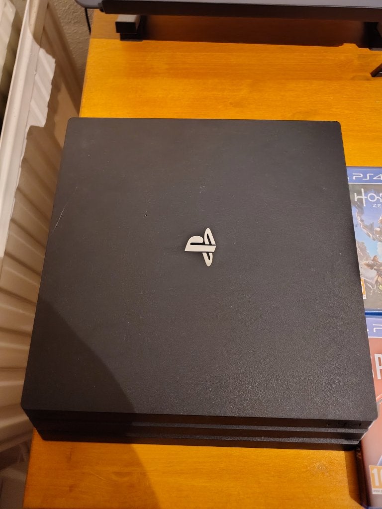 Playstation 4 pro (1tb) + 3 controllers + 9 games