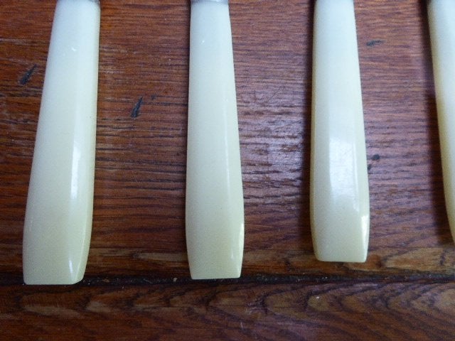 11 art deco dessert mesjes met bakelieten handgreep., Antiek en Kunst, Antiek | Bestek, Ophalen of Verzenden