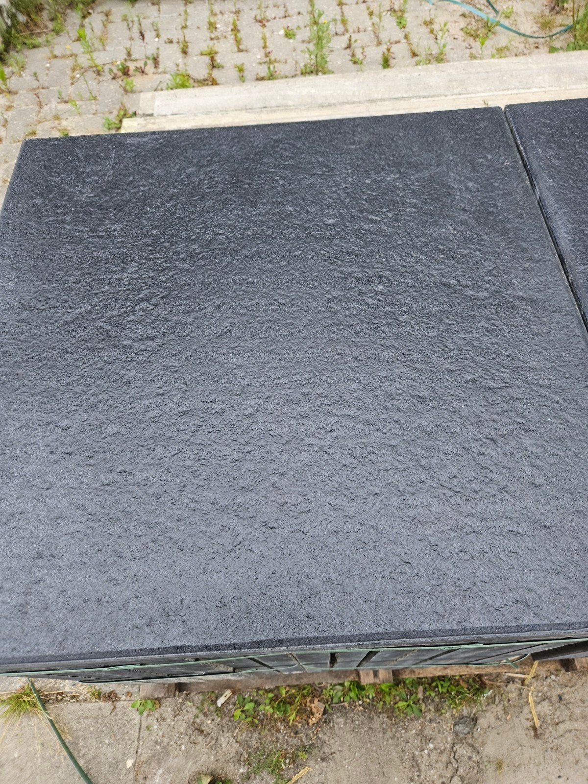 Betontegel 60x60x4 gecoat zwart