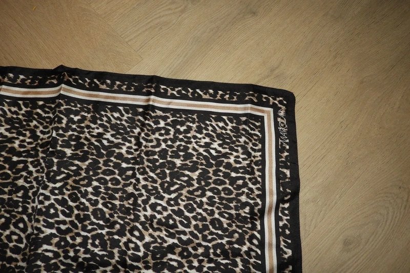 Marccain zijde shawltje jaguar print nieuw merk in de stof, Kleding | Dames, Mutsen, Sjaals en Handschoenen, Maat 38/40 (M), Verzenden