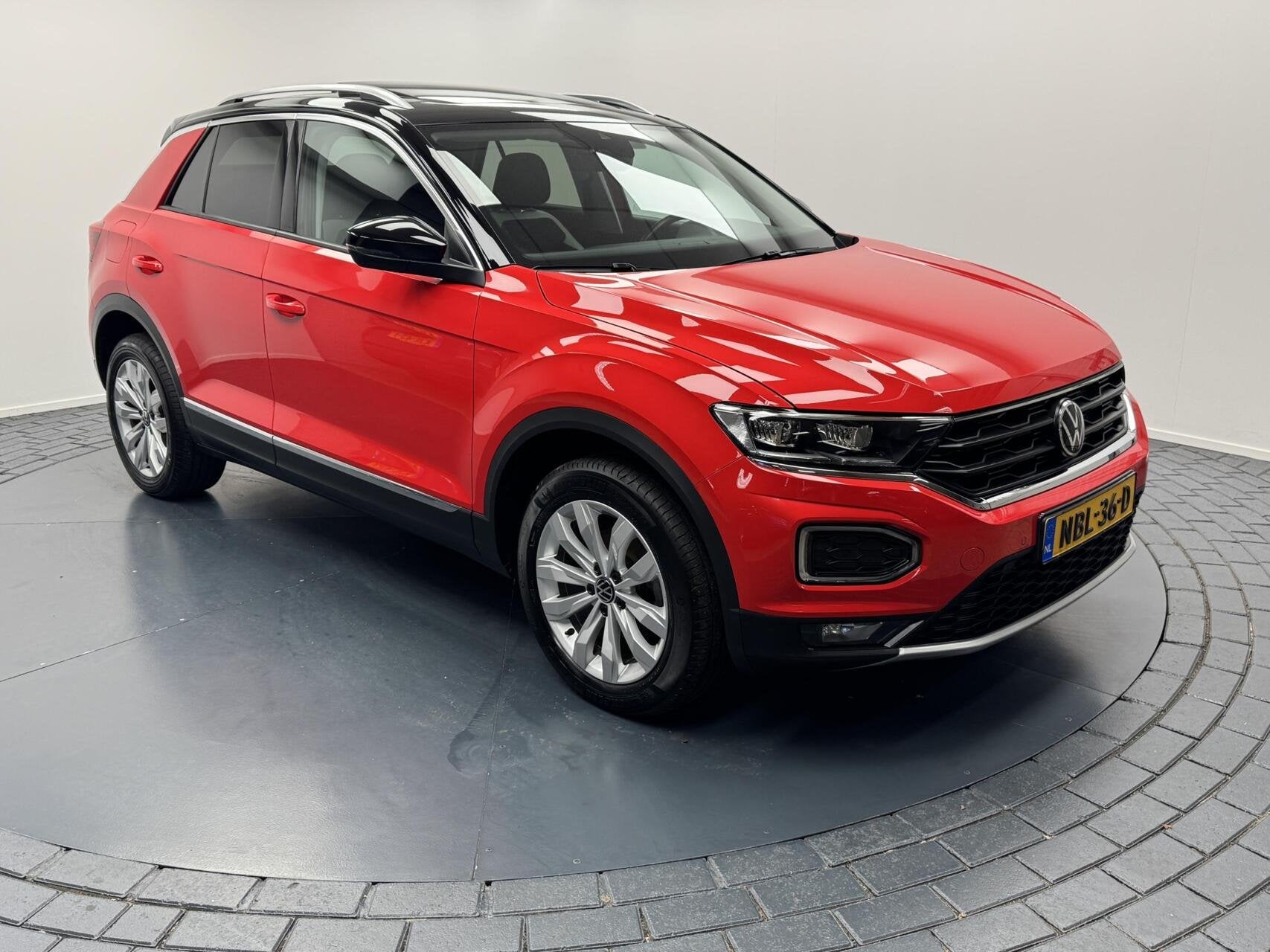 Volkswagen T-Roc 1.5 TSi Sport Automaat-Navigatie-Clima-Ad.C, 1254 kg, 4 cilinders, Leder en Stof, Bedrijf