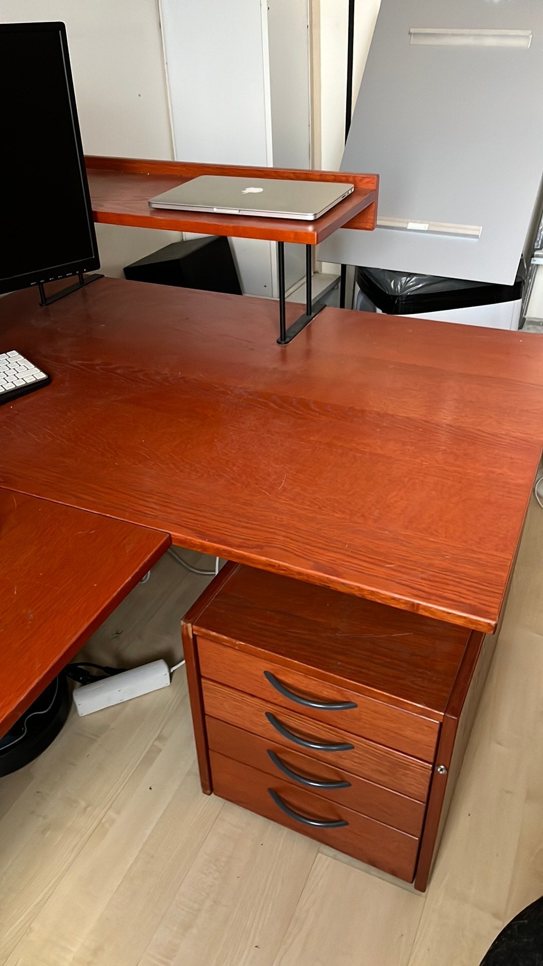 Groot bureau met stalen frame en 2 ladenblokken, Huis en Inrichting, Bureaus, Gebruikt, Hoekbureau, IKEA, Modern, Overige materialen