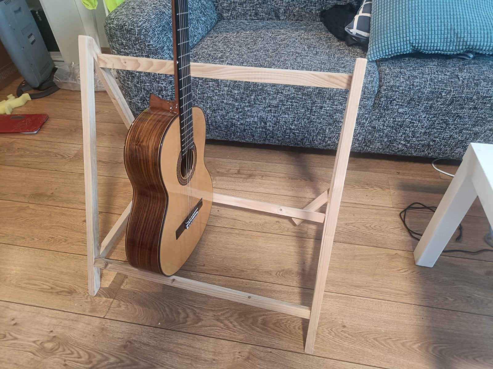 Handgemaakte houten gitaarstandaard, Muziek en Instrumenten, Instrumenten | Toebehoren, Ophalen of Verzenden