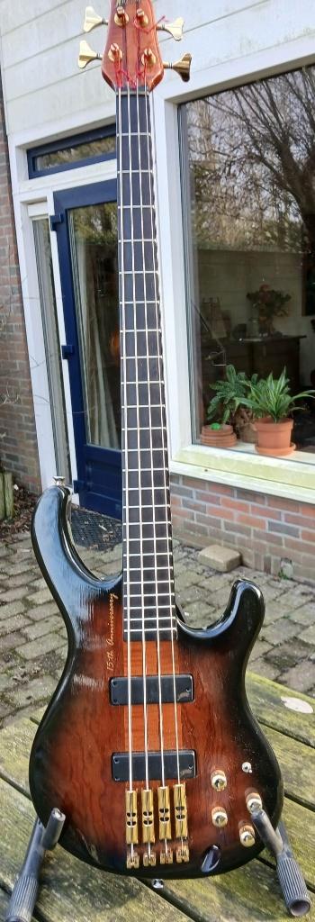 Basgitaar "Neuser" collectoritem!, Muziek en Instrumenten, Snaarinstrumenten | Gitaren | Bas, Ophalen, Zo goed als nieuw, Elektrisch