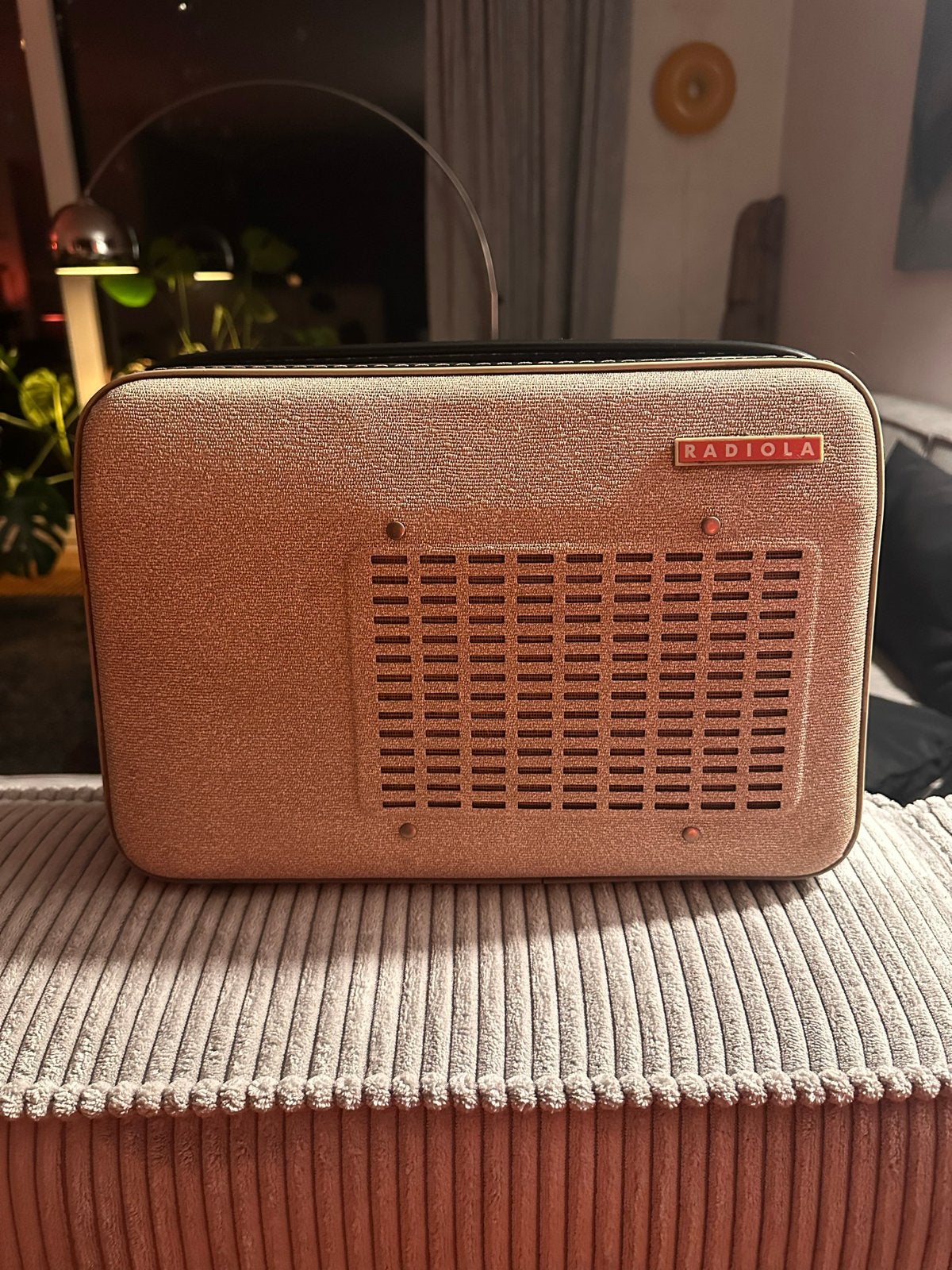 vintage Radiola transistorradio - beige., Ophalen, Niet werkend, Transistorradio