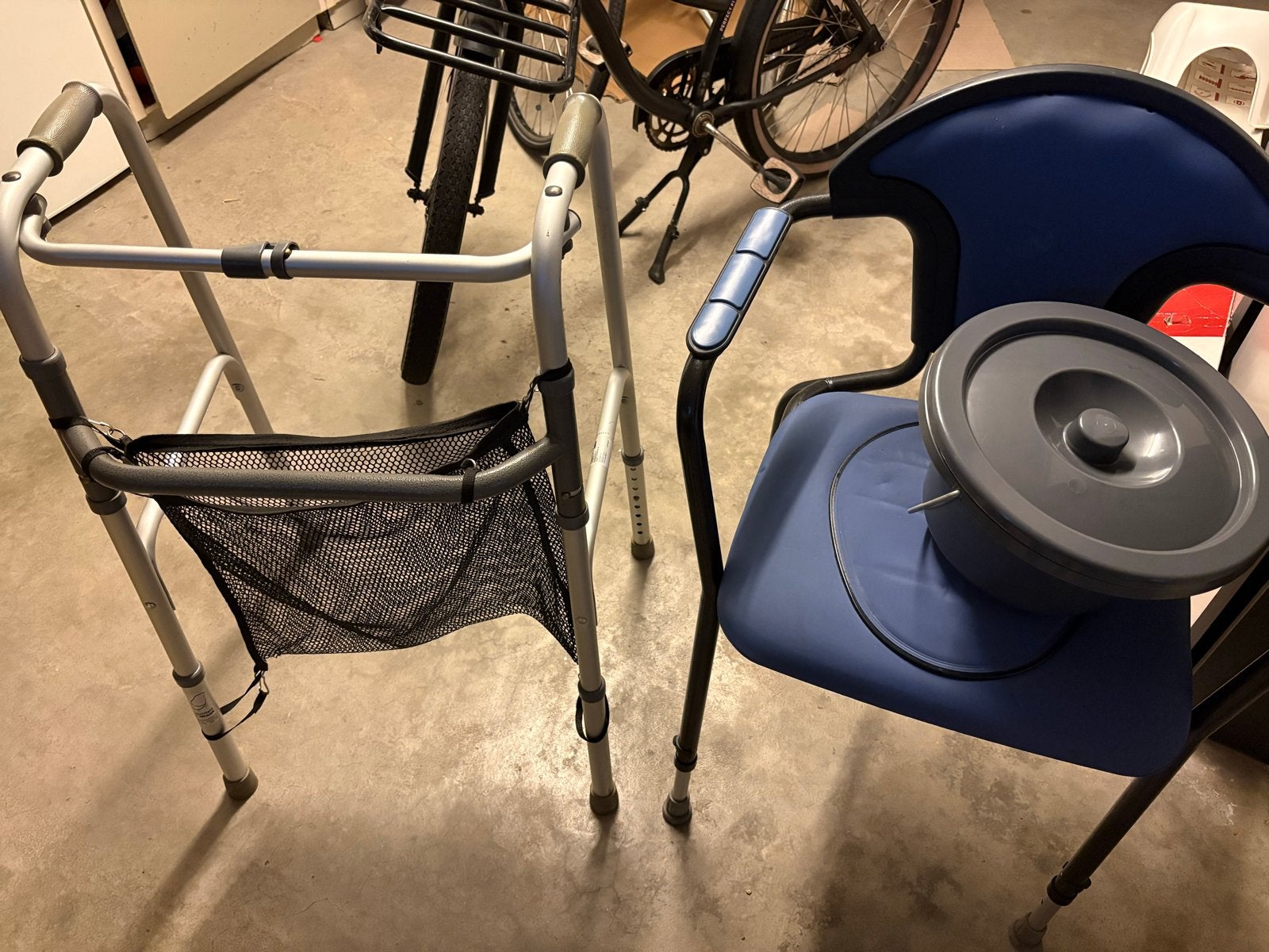 Rollator en toiletstoel  Rollator : 30€ Toiletstoel : 55€, Ophalen, Zo goed als nieuw
