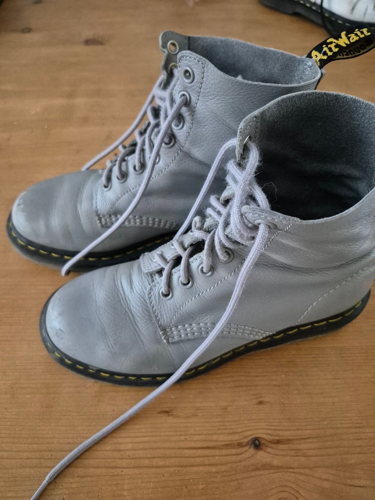 Dr Martens maat 38, veelgebruikt, Lage of Enkellaarzen, Ophalen of Verzenden, Dr. Martens, Grijs