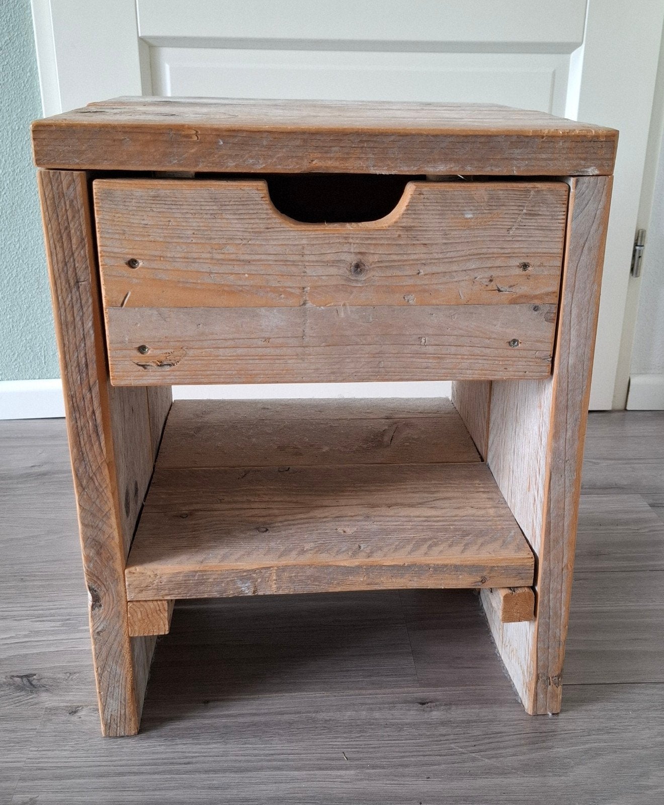 Nachtkastje van steigerhout met 1 lade, Huis en Inrichting, Slaapkamer | Nachtkastjes, Ophalen, Gebruikt, Minder dan 45 cm, Minder dan 55 cm