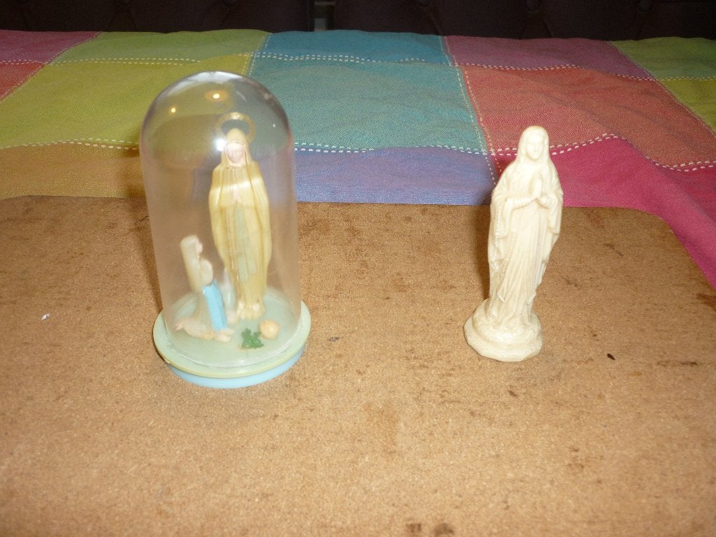 1 Beeldje Maria met knielend kind 1 beeldje van Maria, Antiek en Kunst, Antiek | Religie, Ophalen of Verzenden