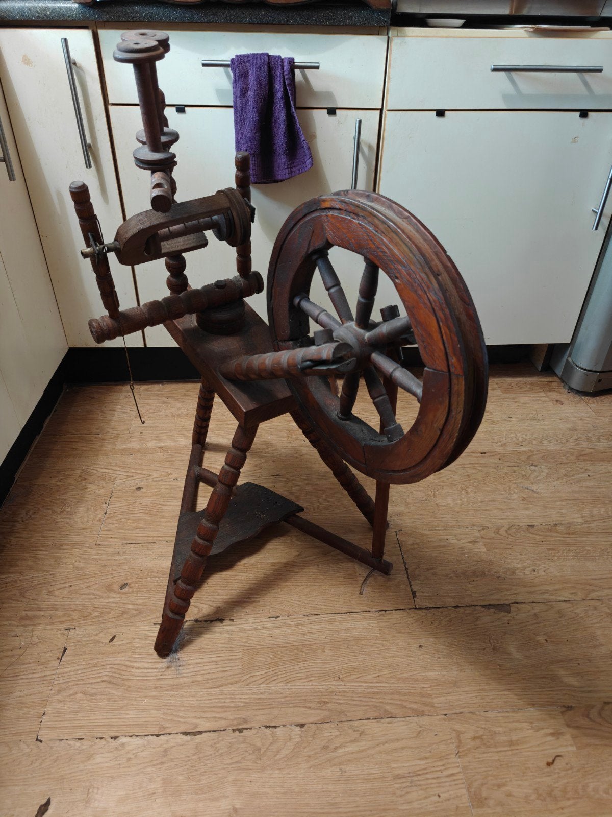 Antiek houten spinnewiel - Decoratief en functioneel, Hobby en Vrije tijd, Ophalen, Gebruikt, Spinnewiel