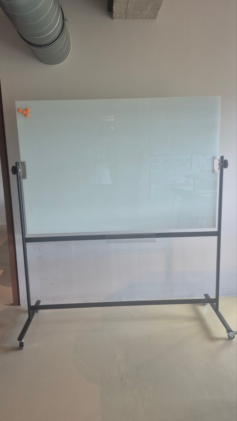 Verrijdbaar, kantelbaar en magnetisch glazen whiteboard, Ophalen