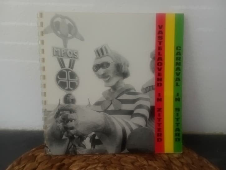 VASTELAOVEND IN ZITTERD/CARNAVAL IN SITTARD BOEKJE UIT 1985, Ophalen of Verzenden
